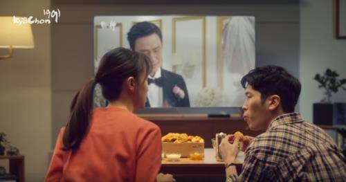 교촌라이스세트 TV광고 시리즈 중 드라마 '복수의 神'편 중, 제품의 바삭한 소리에 드라마 중요 대사를 놓쳤다. ⓒ 교촌에프앤비