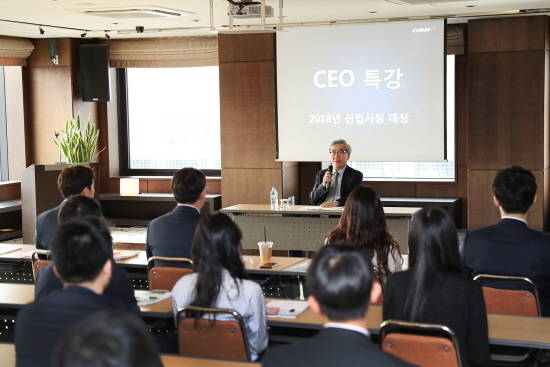 유창근 현대상선 사장이 2018년 입사한 신입사원을 대상으로 CEO 특강을 진행하고 있는 모습. ⓒ 현대상선