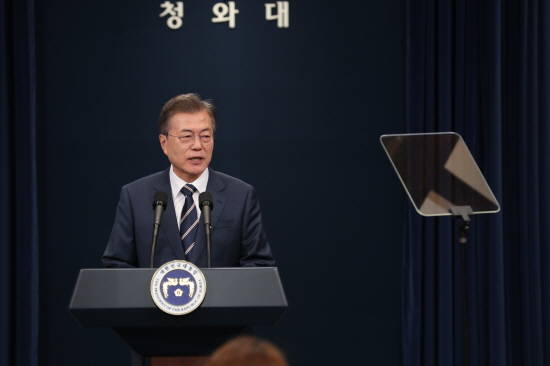 문재인 대통령은 27일 청와대 춘추관에서 가진 2차 남북정상회담 결과 발표에서 '한반도 비핵화와 항구적인 평화체제를 위한 우리의 여정은 결코 중단될 수 없다는 점을 확인했다"고 발표했다. ⓒ 뉴스1