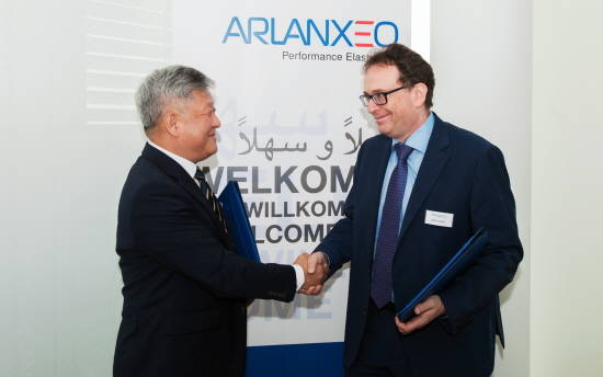 아란세오와 공동연구개발을 위한 양해각서 체결식에서 관계자들이 기념촬영을 하고 있다. ⓒ 한국타이어