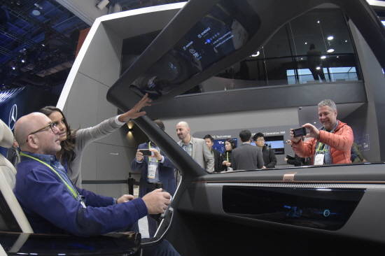 올해 1월 미국 라스베가스에서 열린 CES에서 해외 완성차 업체 관계자들이 현대모비스의 첨단기술을 둘러보고 있다. ⓒ 현대모비스