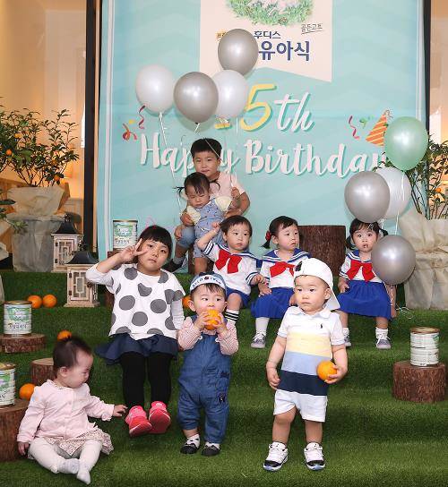 28일 청담동 '더 클래스 청담'에서 진행된 '후디스 산양유아식 15주년 축하 파티'에 참석한 산양둥이들이 기념 촬영을 하고 있다. ⓒ 일동후디스
