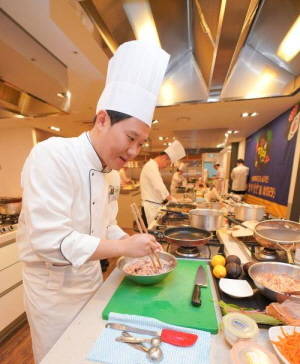 지난 25일 서울 성수동 신세계푸드 올반LAB에서 열린 '김밥의 달인을 찾아라' 사내 공모전에 참가한 지원자가 자신만의 레시피로 김밥을 만들고 있다. ⓒ 신세계푸드