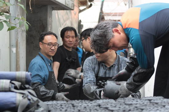 효성티앤에스 승격자 60여명은 지난 29일 오후 경기도 동두천시를 찾아 에너지빈곤층 가정에 연탄 1만장을 전달했다. ⓒ 효성