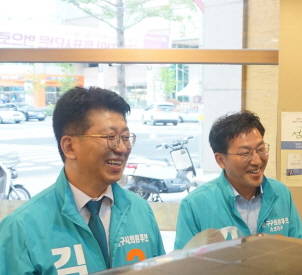 지역 주민들을 만나고 있는 김인석 후보와 김광석 후보. ⓒ 프라임경제