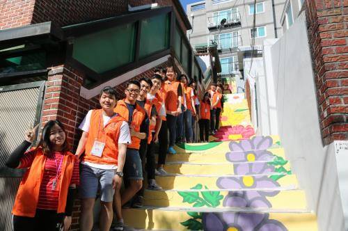 지난 19일 서울 서대문구 홍제3동에 있는 농구장, 인근 계단에서 KT&G 대학생봉사단 상상발룬티어가 기념 촬영하는 모습. ⓒ KT&G