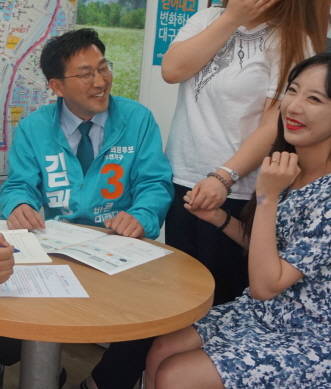 젊은이들과 소통 중인 김광석 후보. ⓒ 프라임경제