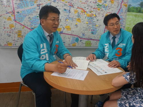 동생 김광석 후보와 함께 현안 점검에 나선 김인석 후보(왼쪽). ⓒ 프라임경제