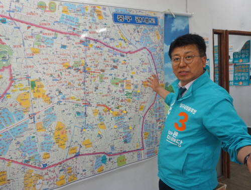 지도를 훑으며 현안 브리핑을 하는 김인석 후보. ⓒ 프라임경제