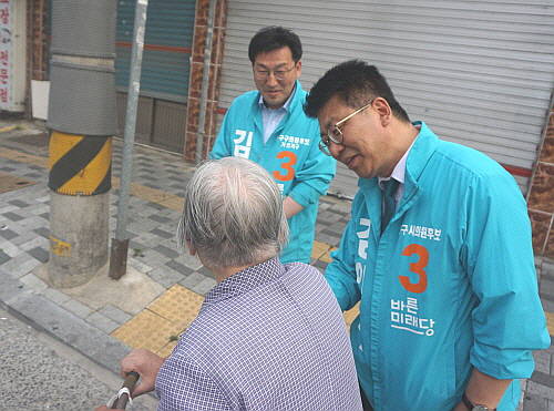 노인을 만나 현안을 설명하는 김 후보. 그는 노인들을 위한 관련 협동조합 구성 아이디어도 갖고 있다. ⓒ 프라임경제