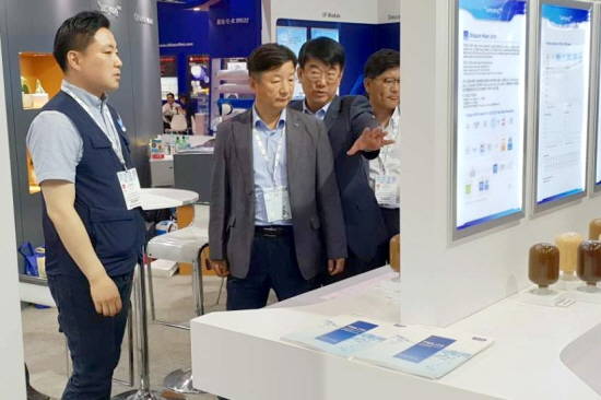 박순철 삼양사 대표(좌측 두 번째)가 '아쿠아텍 차이나 2018' 전시회에서 부스를 둘러보고 있다. ⓒ 삼양사