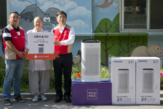 롯데렌탈 샤롯데봉사단이 창립기념일을 맞아 장애아동 복지시설 승가원을 방문해 공기청정기와 아동용 미세먼지 마스크 등 후원물품을 전달했다. ⓒ 롯데렌탈