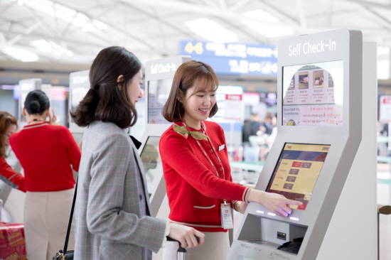 티웨이항공의 셀프 체크인 서비스를 이용하는 고객들이 크게 늘어난 것으로 나타났다. ⓒ 티웨이항공