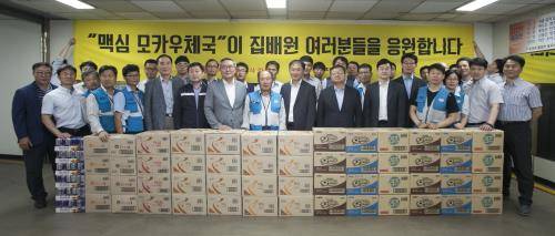 5일 전주 동전주우체국에서 열린 '동서식품 응원물품 전달식'에서 동서식품 및 전북지방우정청 관계자들이 기념촬영을 하고 있다. ⓒ 동서식품