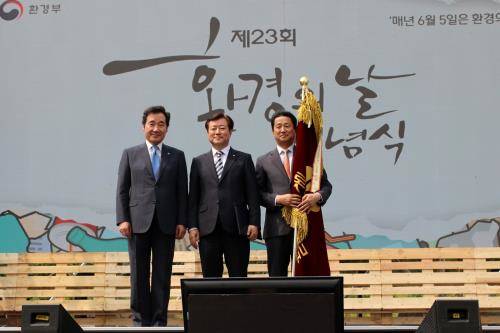 롯데칠성음료가 '제23회 환경의 날 기념식'에서 친환경 제품생산 및 환경보호 활동의 공로를 인정받아 대통령 표창을 받았다. 사진 왼쪽부터 이낙연 국무총리, 이영구 롯데칠성음료 대표, 장학영 롯데칠성음료 생산본부장. ⓒ 롯데칠성음료