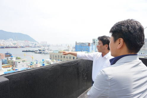 기자에게 지역 현안을 설명하는 정진영 후보. ⓒ 프라임경제