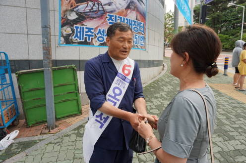 젊은 유권자가 오규석 후보에게 음식을 건네고 있다. ⓒ 프라임경제