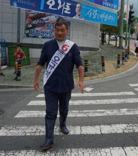 국민복 같은 패션으로 유권자들을 만나고 있는 오규석 기장군수 후보. ⓒ 프라임경제