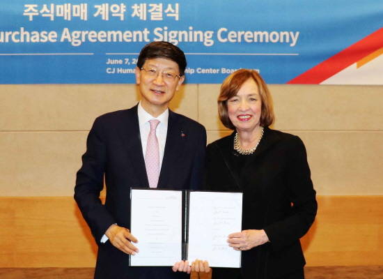 박근태 CJ대한통운 사장(왼쪽)과 앤 드레이크 DSC Logistics 회장이 기념촬영을 하고 있는 모습. ⓒ CJ대한통운