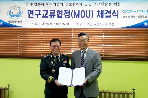 이선용 코웨이 환경기술연구소장과 허남국 군환경연구센터장이 연구교류협정을 체결 후 기념 사진을 촬영하고 있다. ⓒ 코웨이