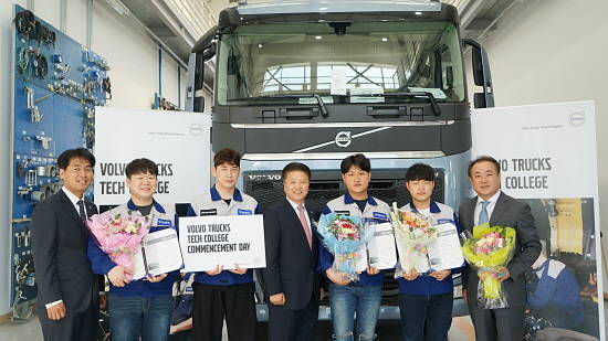 김영재 사장(가운데)을 비롯한 담당자들이 경기도 평택시에 위치한 볼보트럭 테크니컬 센터에서 볼보트럭 테크 컬리지 1기 졸업생과 함께 수료식을 진행하고 기념사진을 촬영하고 있다. ⓒ 볼보트럭코리아