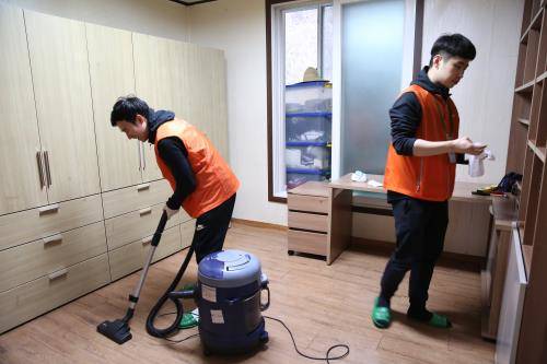 한샘 신입사원들이 청소를 돕고 있다. ⓒ 한샘