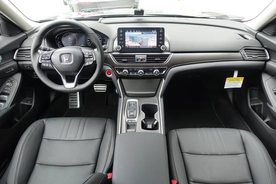 넓고 슬림한 라인을 살린 인테리어를 적용해 개방감 있고 쾌적한 느낌을 주며 고급감 있는 소재를 대폭 적용해 모던하고 고급스러운 분위기를 연출했다. = 노병우 기자