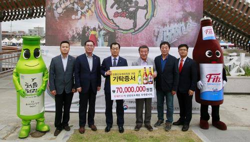 (왼쪽부터) 롯데주류의 안재일 영동지점장, 이병우 강릉공장장, 이종훈 대표, (사)강릉단오제위원회의 조규돈 위원장, 김동찬 상임이사, 하용연 롯데주류 강원지사장이 강릉단오제 후원금 기증 전달식 후 기념 촬영하는 모습. ⓒ 롯데주류