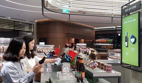 CJ올리브마켓 여의도IFC몰점에서 소비자가 팝업존 매대를 둘러보고 있다. ⓒ CJ제일제당