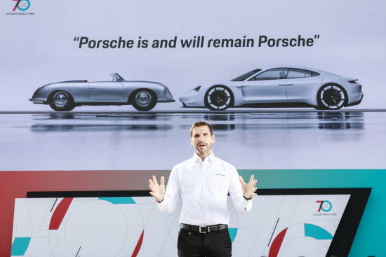 스포츠카 투게더 데이에서 발표하고 있는 포르쉐코리아 마이클 키르쉬 대표. ⓒ 포르쉐코리아