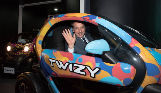 '2018 부산모터쇼' 르노삼성 부스에 방문한 파비앙 페논 주한 프랑스 대사가 소형 전기차 트위지를 시승하며 기념촬영을 하고 있다. ⓒ 르노삼성자동차