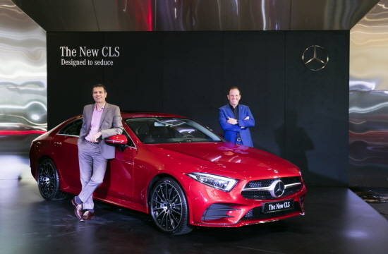 메르세데스-벤츠 코리아 디미트리스 실라키스 대표이사 사장과 세일즈&마케팅 마틴 슐즈 부사장이 더 뉴 CLS와 기념촬영을 하고 있는 모습. ⓒ 메르세데스-벤츠 코리아