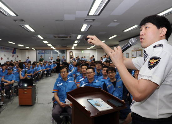 서울지방경찰청 교통안전과 정승원 경사가 130명의 CJ대한통운 택배기사들을 대상으로 교통안전 교육을 진행하고 있다. ⓒ CJ대한통운