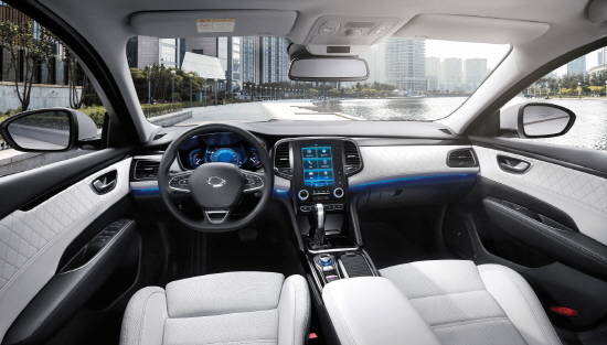 대시보드와 도어트림에 퀼팅 패턴 가죽이 함께 적용된 SM6는 고급스런 내부 분위기를 연출하며 트렌디한 감성을 선보인다. ⓒ 르노삼성자동차