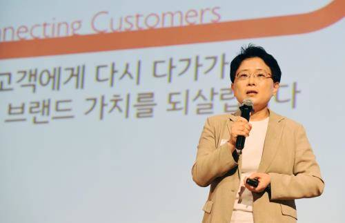 임일순 홈플러스 파트너사 초청 콘퍼런스에서 협력사 대표들에게 홈플러스의 비전(Vision) 및 전략에 대해 발표하고 있다. ⓒ 홈플러스