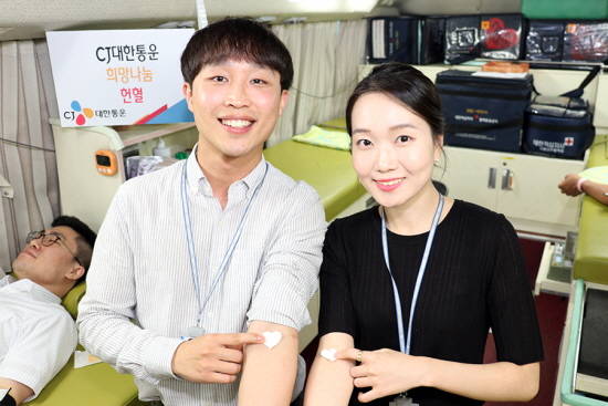 희망나눔 단체 헌혈 캠페인에 참여한 CJ대한통운 직원들이 기념촬영을 하고 있다. ⓒ CJ대한통운