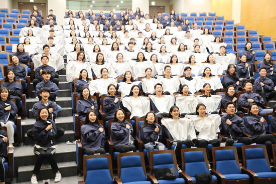 진에어 신입 승무원들이 연수원에서 Team Activity 교육과정에 참여하고 있다. ⓒ 진에어