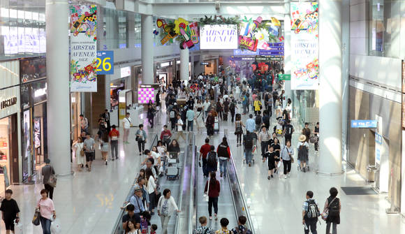 22일 인천국제공항 제1여객터미널(T1) 출국장 면세구역에서 여행객들이 면세점을 둘러보고 있다. ⓒ 뉴스1