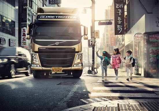 볼보트럭이 최근 한국에서 자체적으로 실시한 설문조사에 따르면 대다수의 한국인들은 안전한 도로를 조성하는 데에는 운전자들과 함께 다른 도로 이용자들 모두가 중요한 역할을 한다고 믿는 것으로 나타났다. ⓒ 볼보트럭코리아