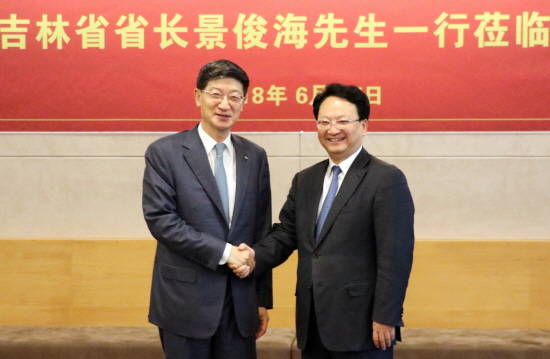 서울 중구 CJ인재원에서 열린 행사에서 악수를 나누며 기념촬영을 하고 있는 박근태 사장(왼쪽)과 징쥔하이 길림성장. ⓒ CJ대한통운