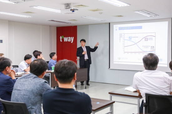 티웨이항공이 임원진들을 대상으로 항공 안전의식 제고의 시간을 가졌다. ⓒ 티웨이항공
