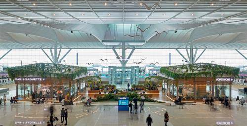 인천공항 제2여객터미널 3층 랜드마크에 문을 연 파리바게뜨 가든점과 커피앳웍스 랜드사이드점. ⓒ SPC그룹