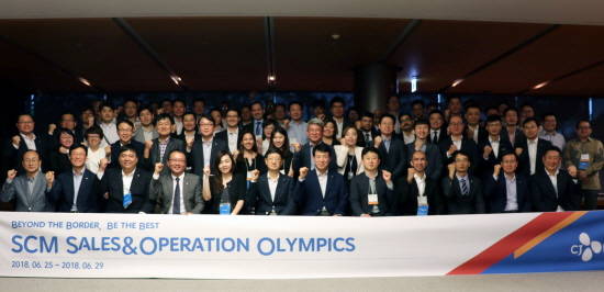 27일 CJ인재원에서 열린 결선 후 박근태 사장 등 경영진과 참가자들이 기념촬영을 하고 있다. ⓒ CJ대한통운