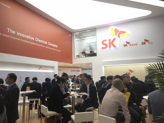 SK종합화학은 지난 4월 중국 상해에서 열린 2018 차이나플라스 행사에 협력사 구성원 20명을 초청하는 등 사회적 가치 창출을 위한 동반성장을 지속적으로 추진하고 있다. ⓒ SK종합화학