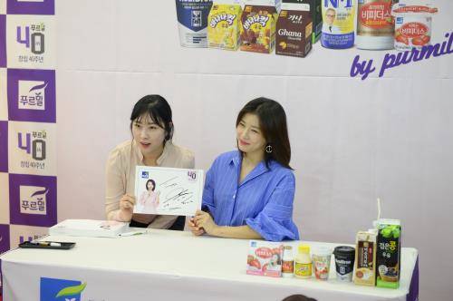 27일 부산 탑마트 신평점에서 푸르밀이 전속모델 배우 하지원과 팬사인회를 진행하고 있다.ⓒ 푸르밀