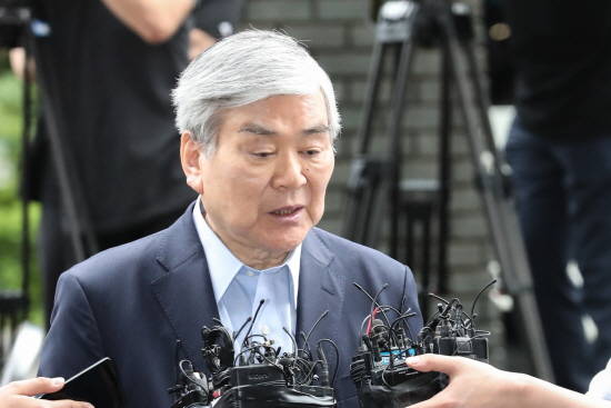 조양호 한진그룹 회장이 검찰의 소환조사를 받기 위해 서울 양천구 서울남부지방검찰청으로 출석하던 중 취재진들의 질문에 답하고 있다. ⓒ 뉴스1