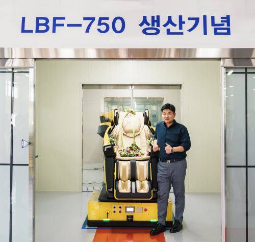 박상현 바디프랜드 대표가 공주공장에서 만든 국내 1호 '람보르기니 안마의자'와 기념 촬영하고 있다. ⓒ 바디프랜드