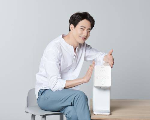 현대렌탈케어 큐밍 전속모델인 배우 조인성이 직수형 정수기 '큐밍 더 풀케어'를 선보이고 있다. ⓒ 현대렌탈케어