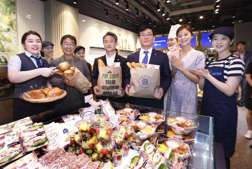 오른쪽 3번째부터 권인태 파리크라상 대표, 안병옥 환경부 차관, 이철수 환경운동연합 대표가 파리바게뜨 명동본점을 찾아 매장 직원들과 함께 '1회용품 사용 줄이기' 운동을 홍보하고 있다. ⓒ 파리크라상