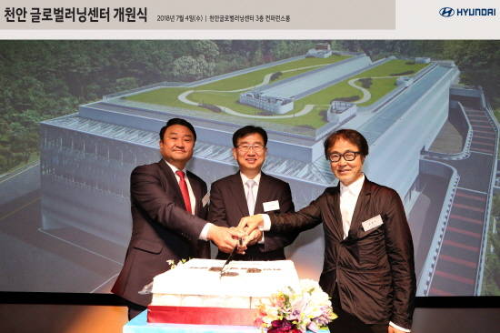 현대차 천안 글로벌 러닝센터 개원식에서 이원희 현대차 사장(가운데), 조병수 건축연구소 조병수 대표(우측), 현대자동차와 산학협동교육을 진행하는 동의과학대학교 김영도 총장(좌측) 모습. ⓒ 현대자동차